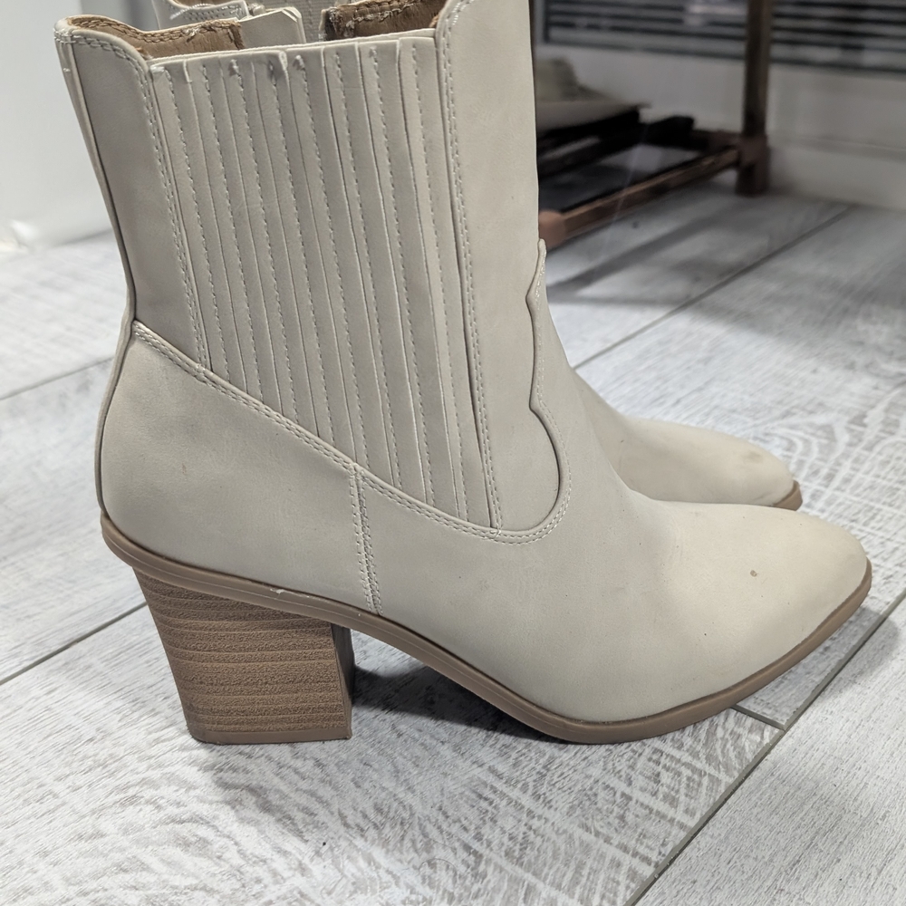 Kohl's Cream Heeled Boots